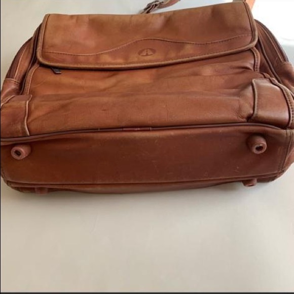 Avenues in leather Messenger Bag - Picture 3 of 10